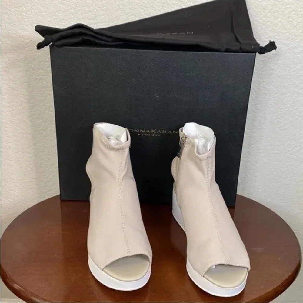 Donna Karan Riviera Platform Sandals In Taupe Size 7.5